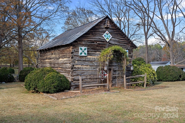 view of outdoor structure featuring a yard