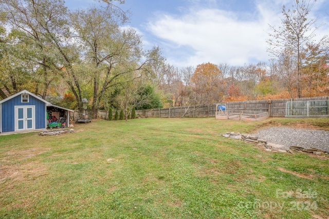 view of yard featuring a storage unit