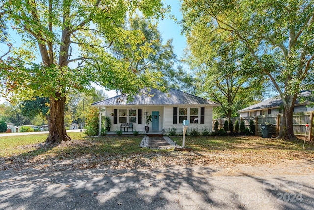 ranch-style home featuring a porch