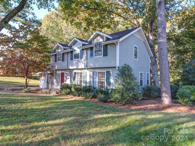 view of front of home featuring a front lawn