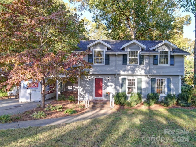 view of front of property featuring a front lawn