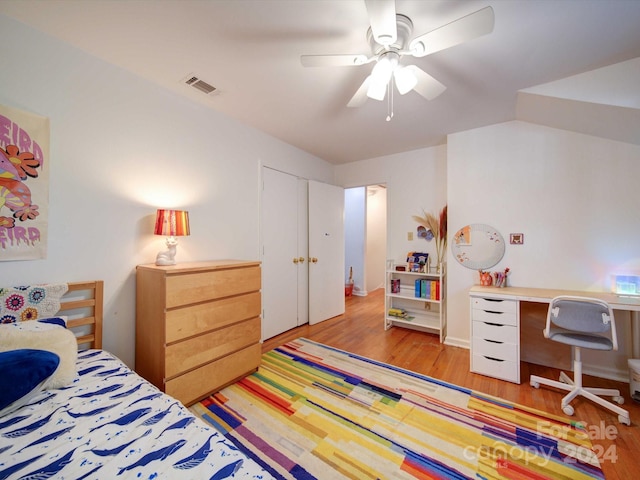 bedroom with light wood-type flooring, ceiling fan, and a closet