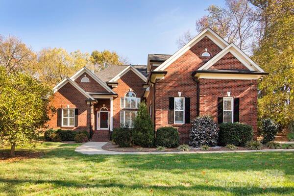 view of front of home with a front lawn