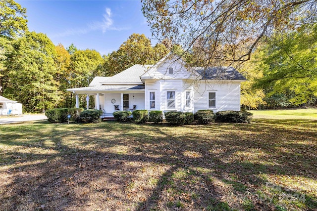 view of front of property with a front lawn and covered porch