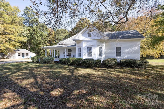 view of front of home featuring a front lawn