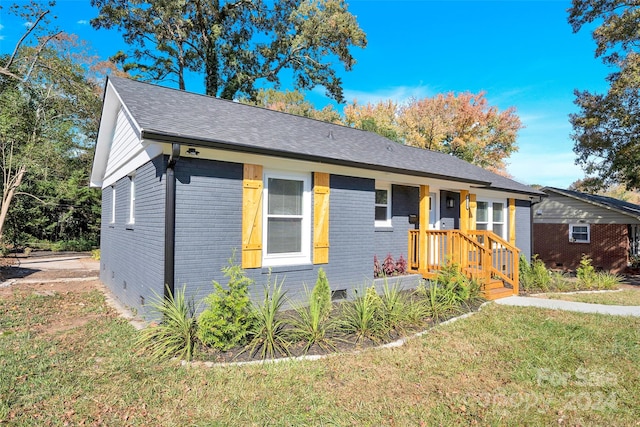 ranch-style house featuring a front lawn