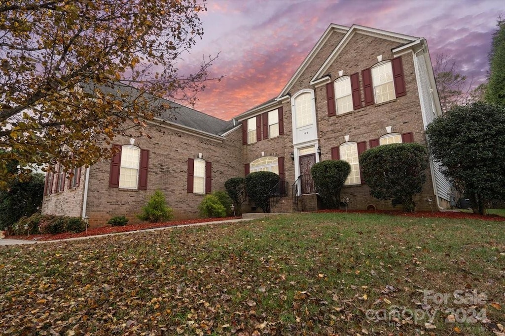 view of front of house featuring a yard