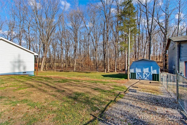 view of yard featuring a shed