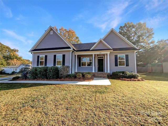 view of front facade featuring a front lawn