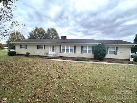 single story home featuring a front yard