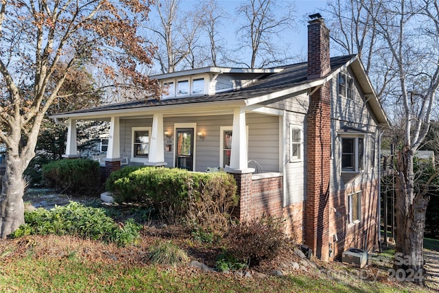 view of front of property featuring covered porch