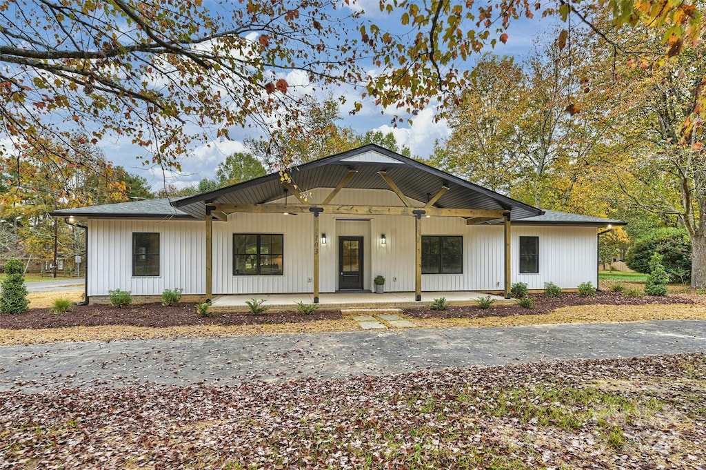 103 Buck Hill Rd, Monroe, NC 28112 - modern farmhouse featuring ceiling fan