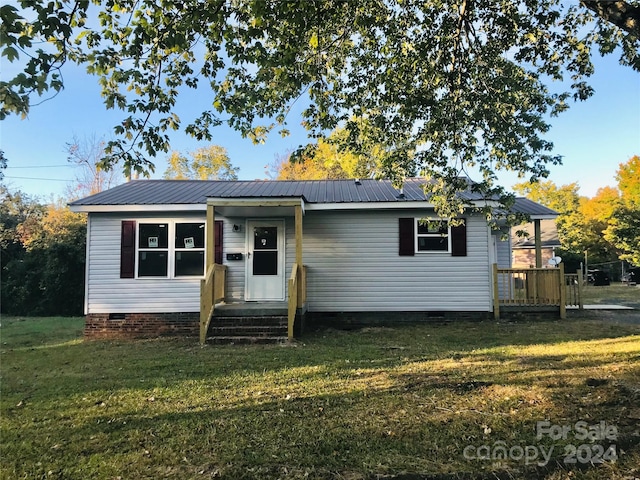 view of front of home with a front yard