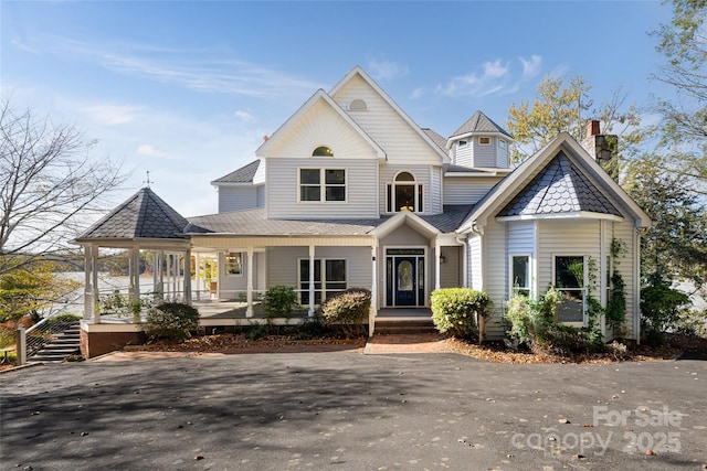 view of front of property featuring a porch