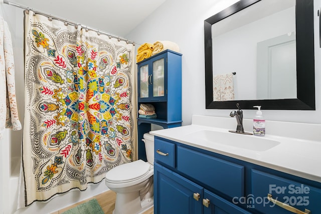 bathroom featuring a shower with curtain, vanity, and toilet