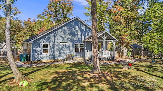 view of front facade featuring a deck and a front lawn