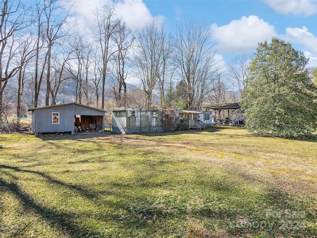 view of yard with an outdoor structure