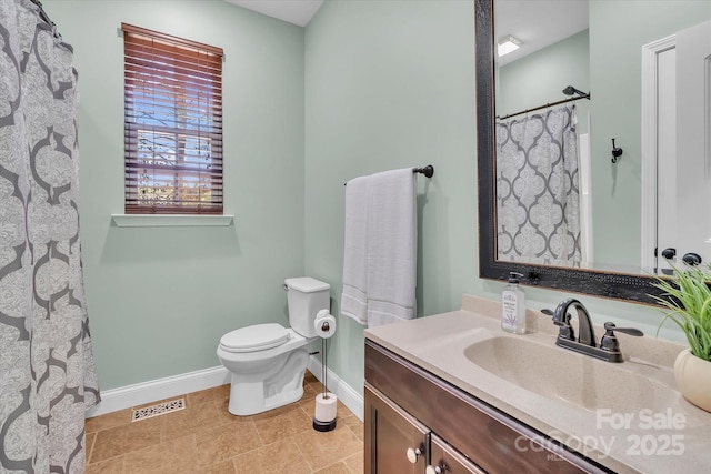 full bath featuring visible vents, baseboards, toilet, a shower with shower curtain, and vanity