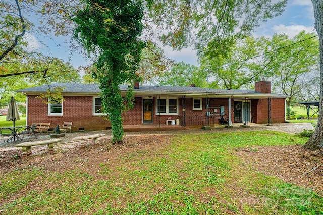 back of house featuring a yard