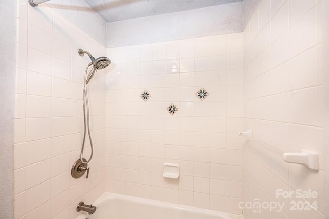 bathroom with tiled shower / bath