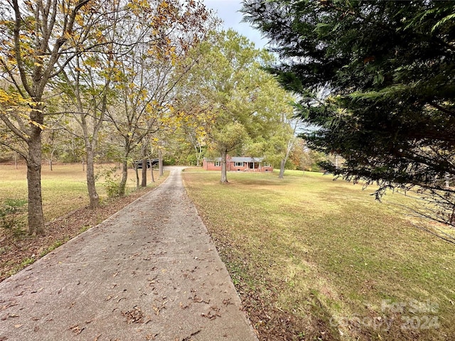 view of property's community featuring a lawn