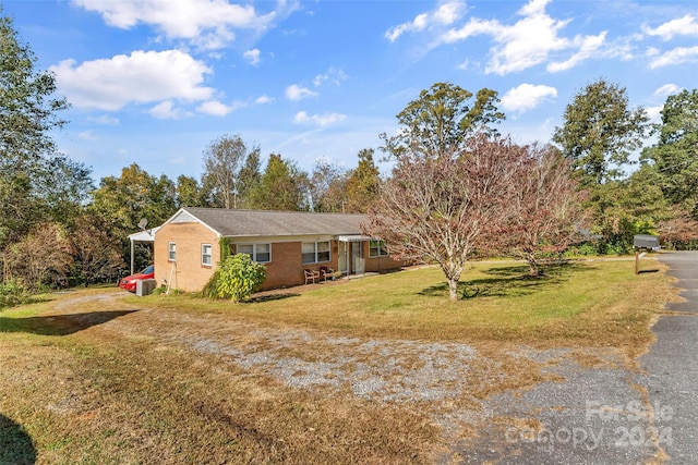 single story home with a front yard