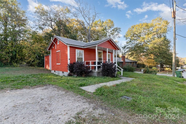 view of front facade featuring a front yard and covered porch