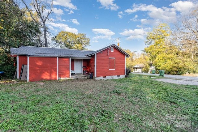 exterior space featuring a front yard