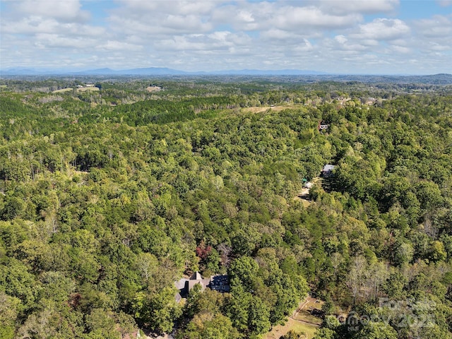 birds eye view of property featuring a forest view