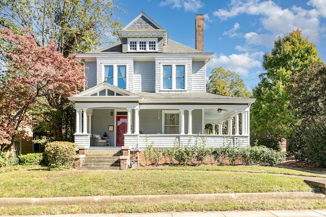 view of front facade featuring a porch and a front lawn