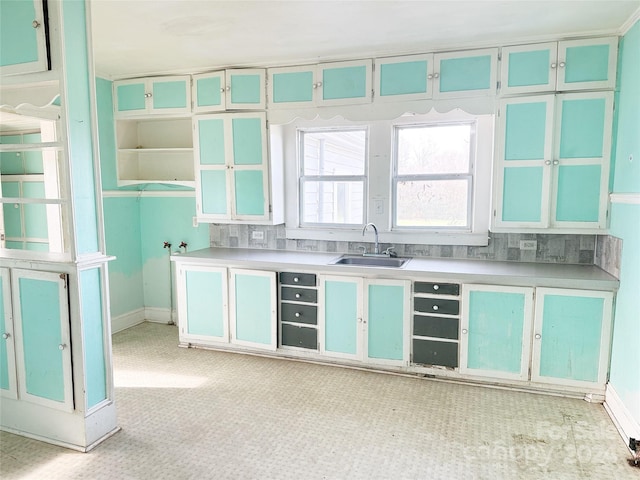 bar with decorative backsplash and sink