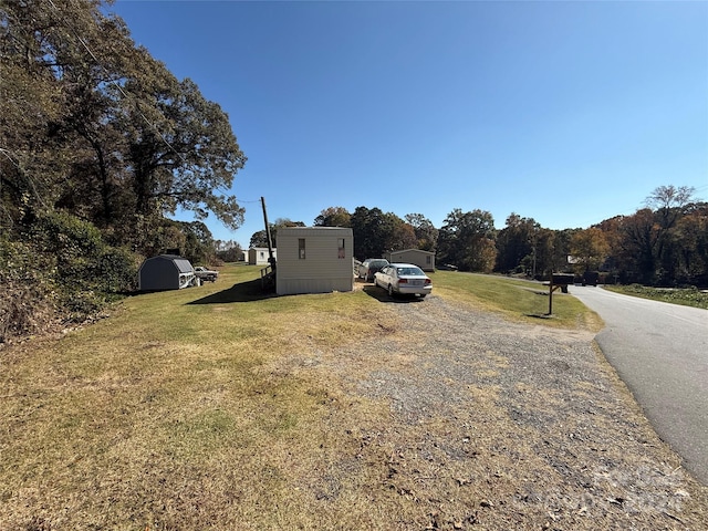 view of yard featuring a storage unit