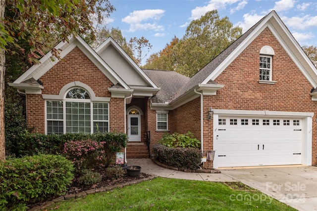 view of front property featuring a garage