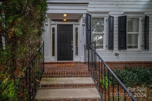 property entrance featuring a porch