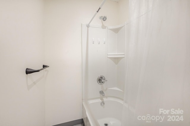 bathroom featuring shower / tub combo with curtain