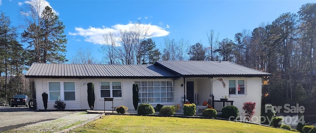 ranch-style home with a front yard