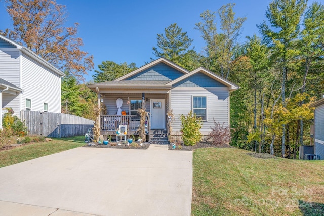 bungalow-style home featuring a front lawn and covered porch