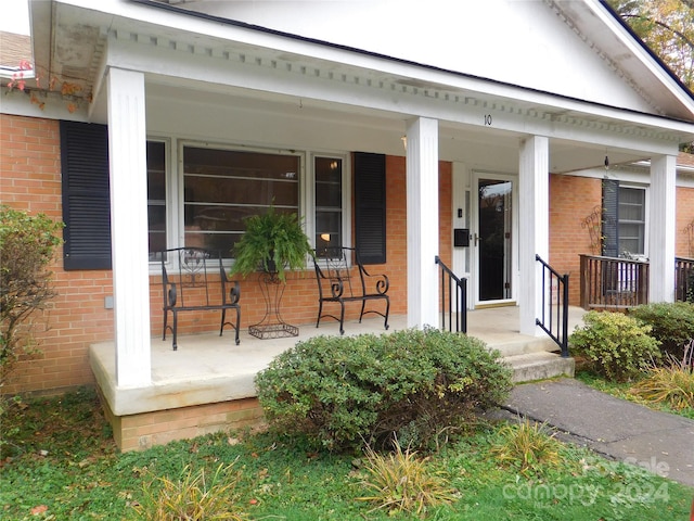 property entrance featuring a porch