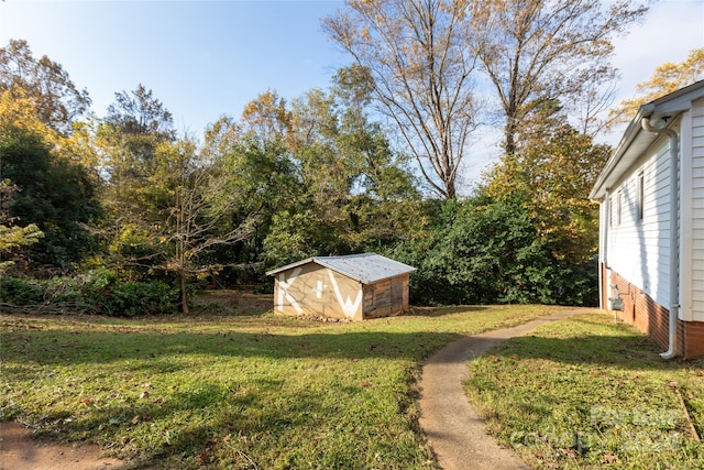 view of yard featuring a storage shed