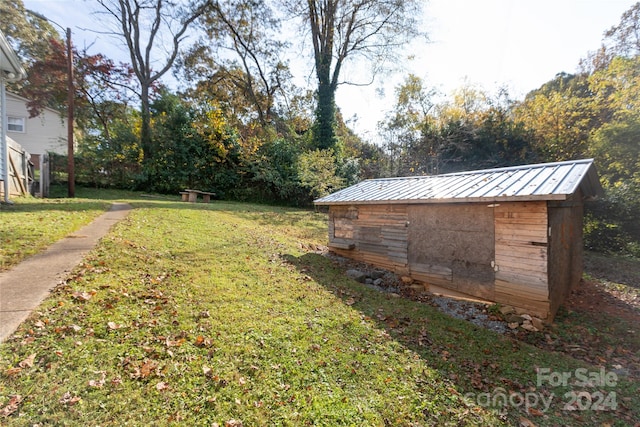 view of yard with a storage shed