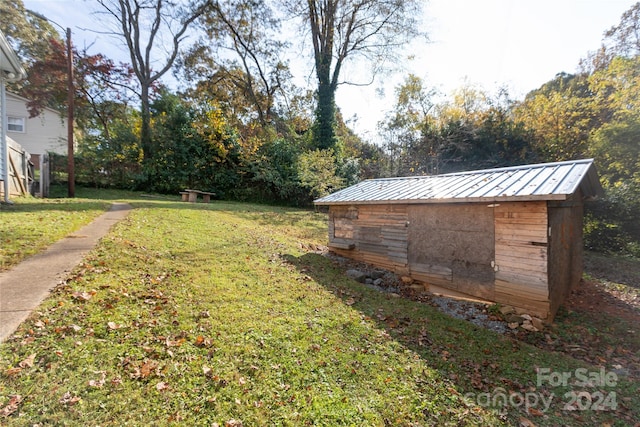 view of yard featuring an outdoor structure and a shed