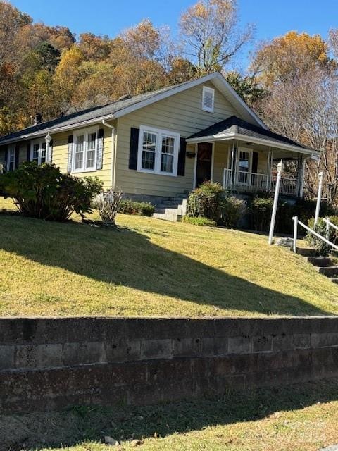 view of front of house with a front lawn and covered porch