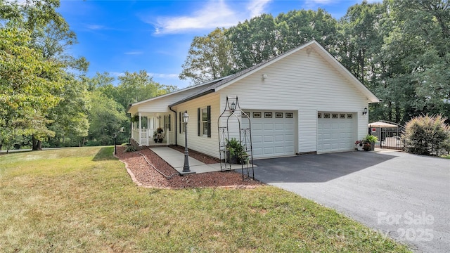 view of front of house featuring a front yard