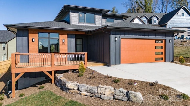 view of front of house with a garage