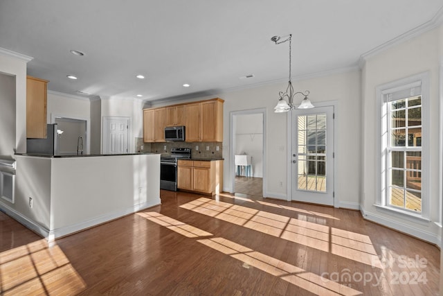 kitchen featuring a chandelier, light wood-type flooring, decorative light fixtures, and electric stove