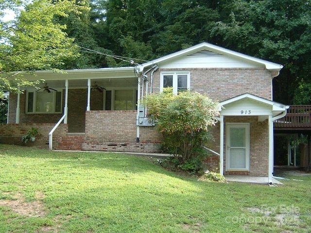 view of front of property featuring a front lawn and ceiling fan