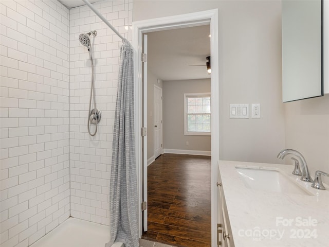 bathroom with vanity, hardwood / wood-style flooring, a shower with curtain, and ceiling fan