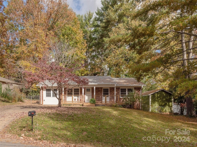 view of front facade featuring a front yard and a porch