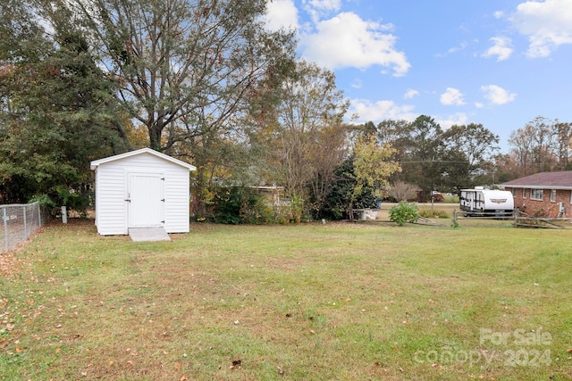 view of yard with a storage shed