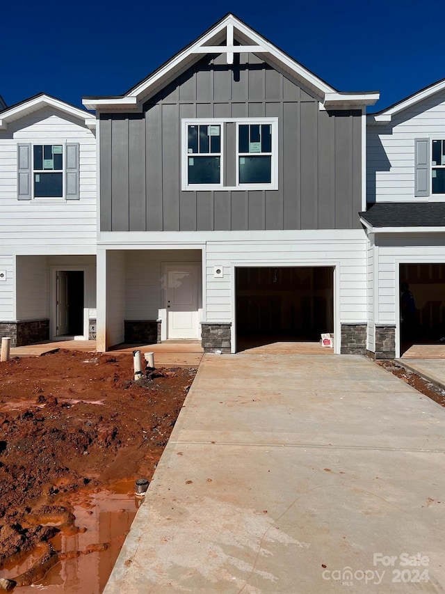 view of front facade with a garage